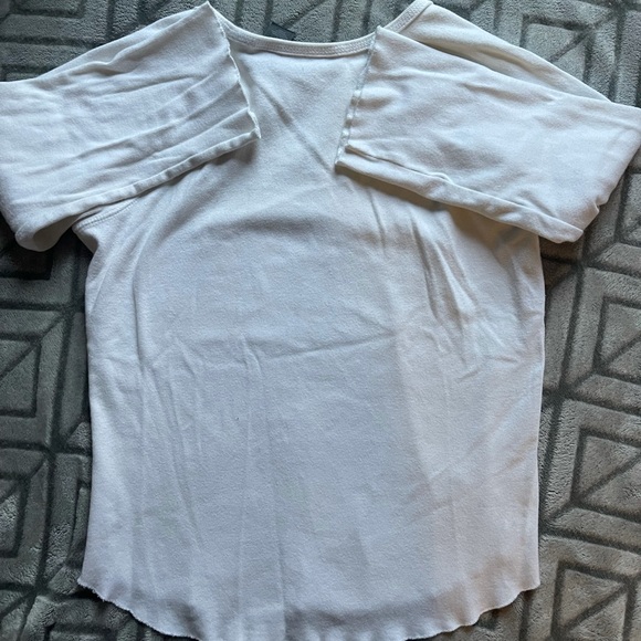 REALLY CUTE DKNY QUARTER SLEEVE TEE V NOTCHED NECK WITH DKNY JEANS ON FRONT SZ L - Picture 5 of 5